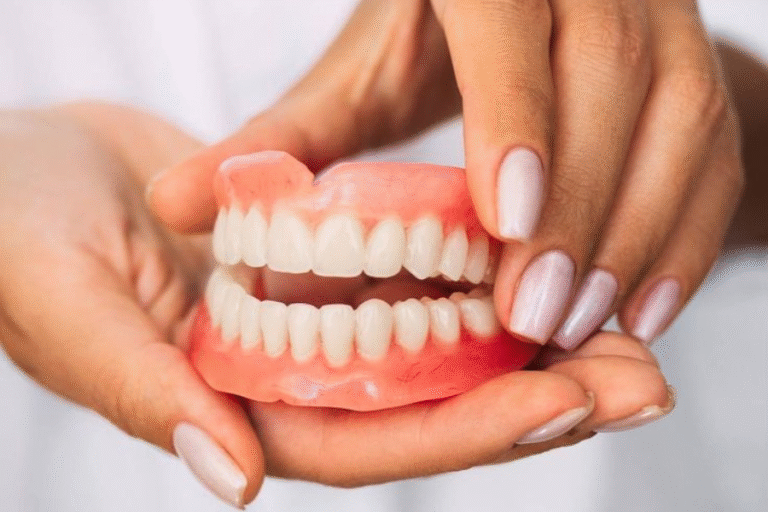 Prótese Dentária Solta? Veja o Que Fazer